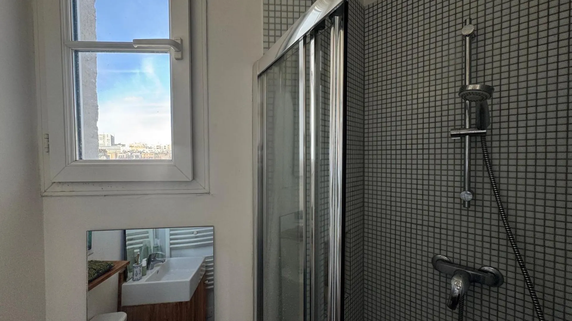 Quiet & Bright Apartment Paris